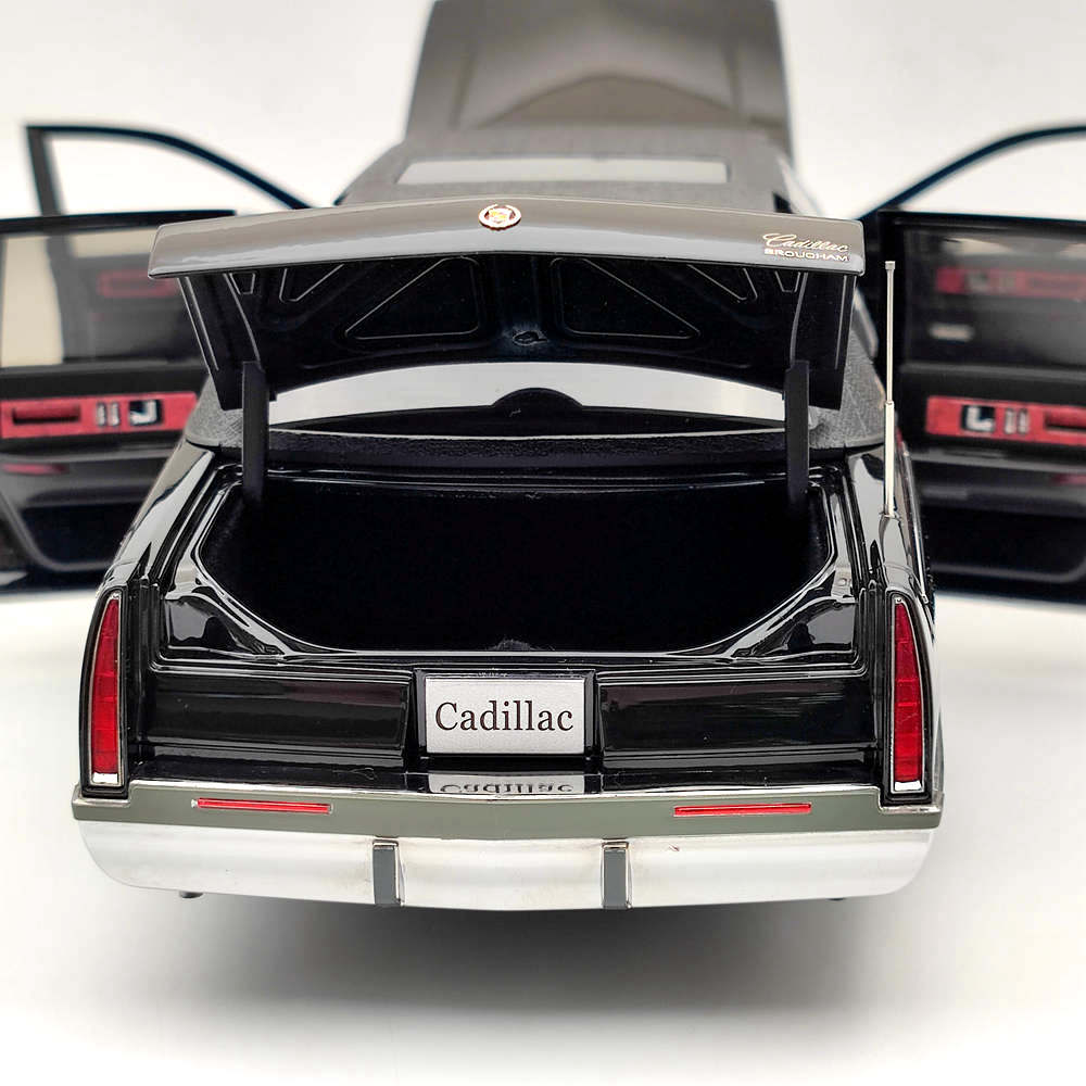 1:18 GM Cadillac Fleetwood Long Wheelbase Diecast Model Car