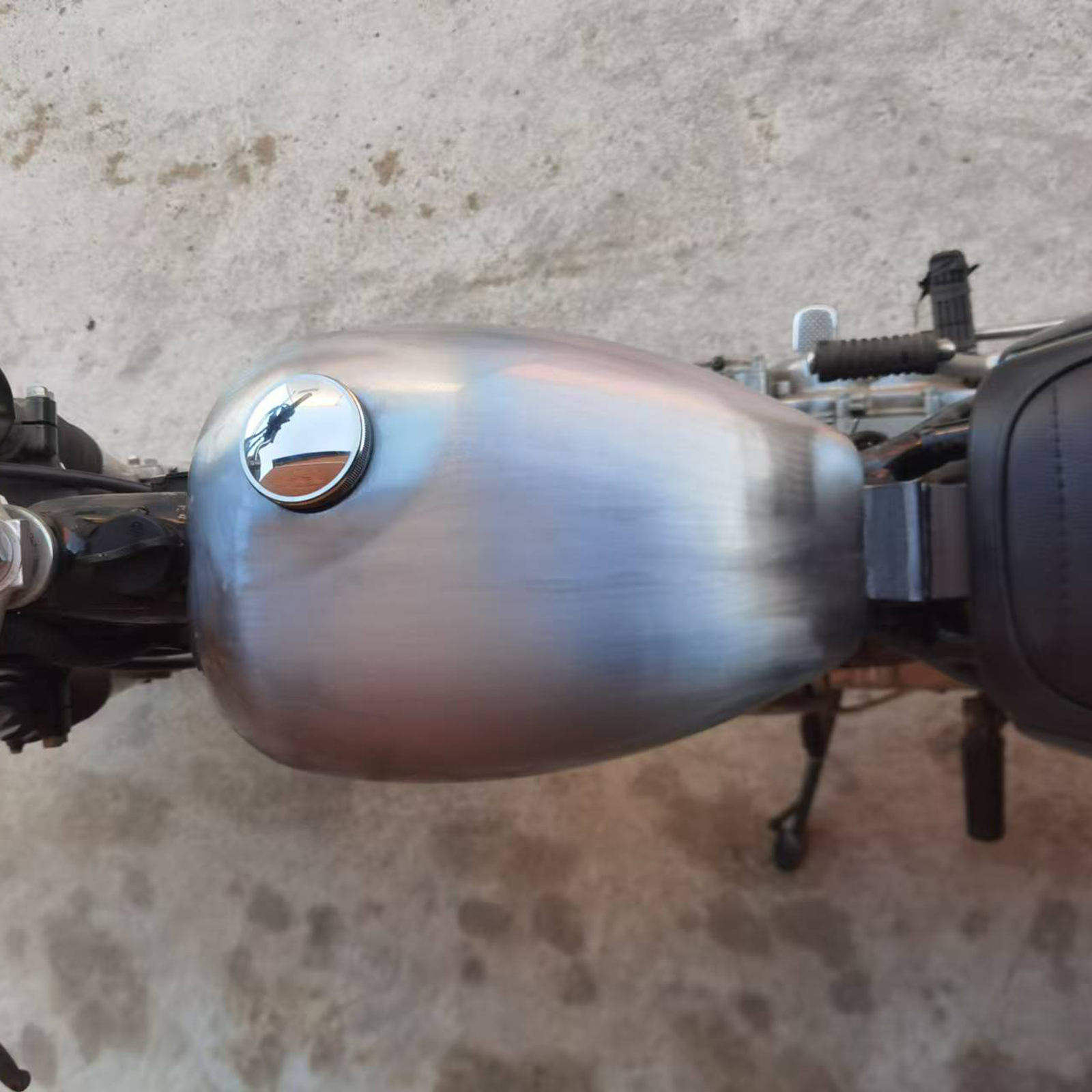 100% Handmade Motorcycle Gas Fuel Tank for Yamaha SR400 with Oil
