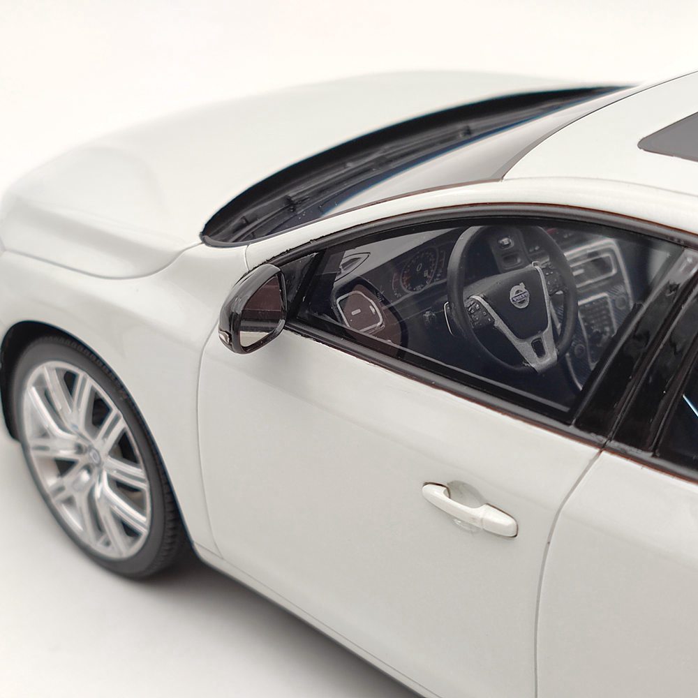 DNA Collectibles 1/18 Volvo V60 Polestar Engineered White