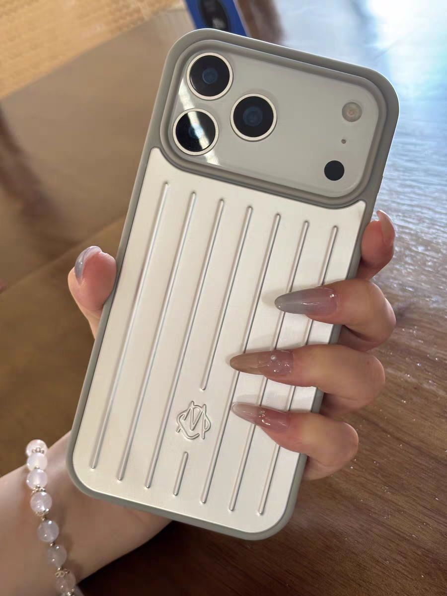 RIMOWA iPhone 17 Pro ケース シルバー アルミニウム 新品