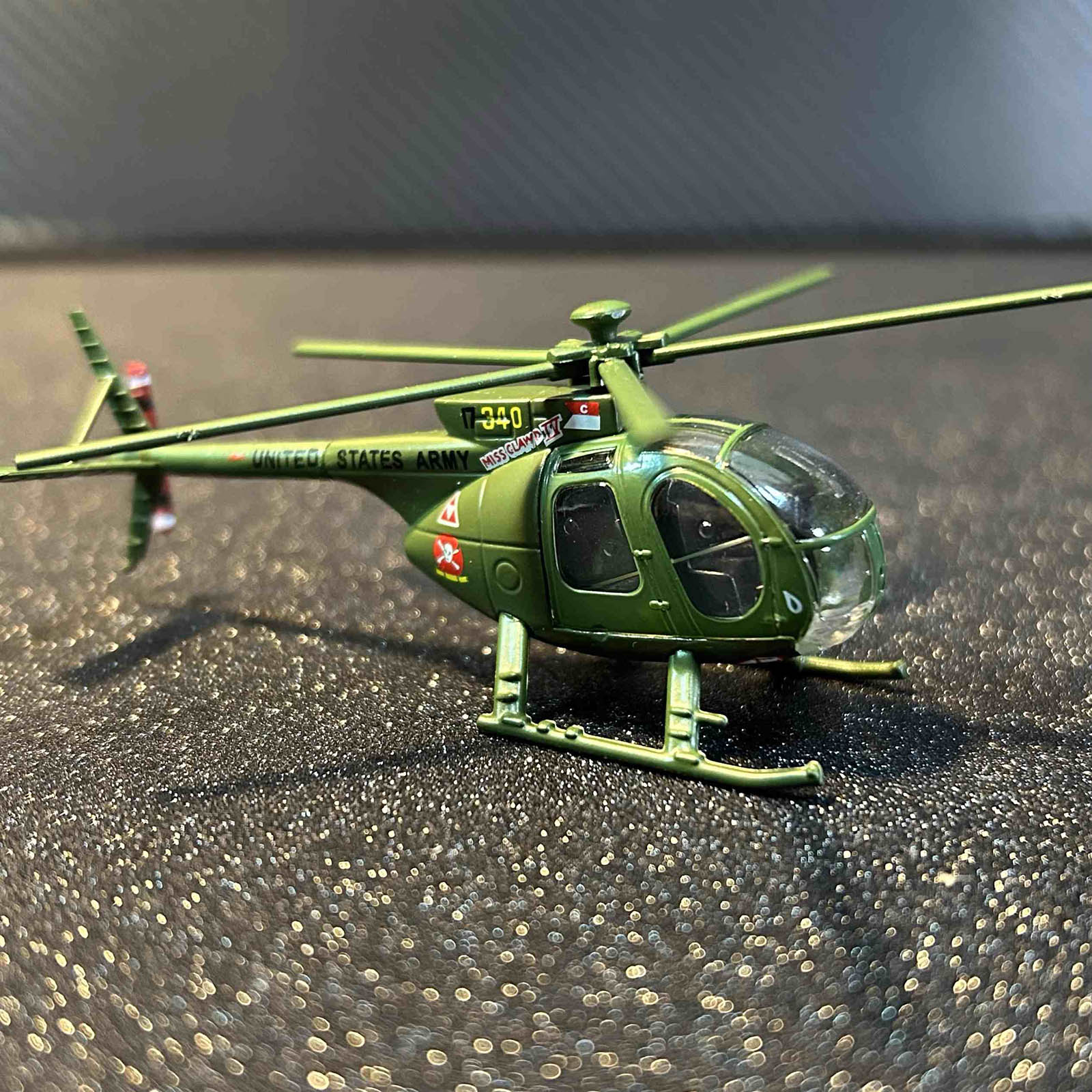 DBEIXIWEI Hélicoptère OH-6A Cayuse 1:100 – Modèle Alliage Armée US – Figurine Collection Et Déco Bureau – Cadeau Passionné Aviation