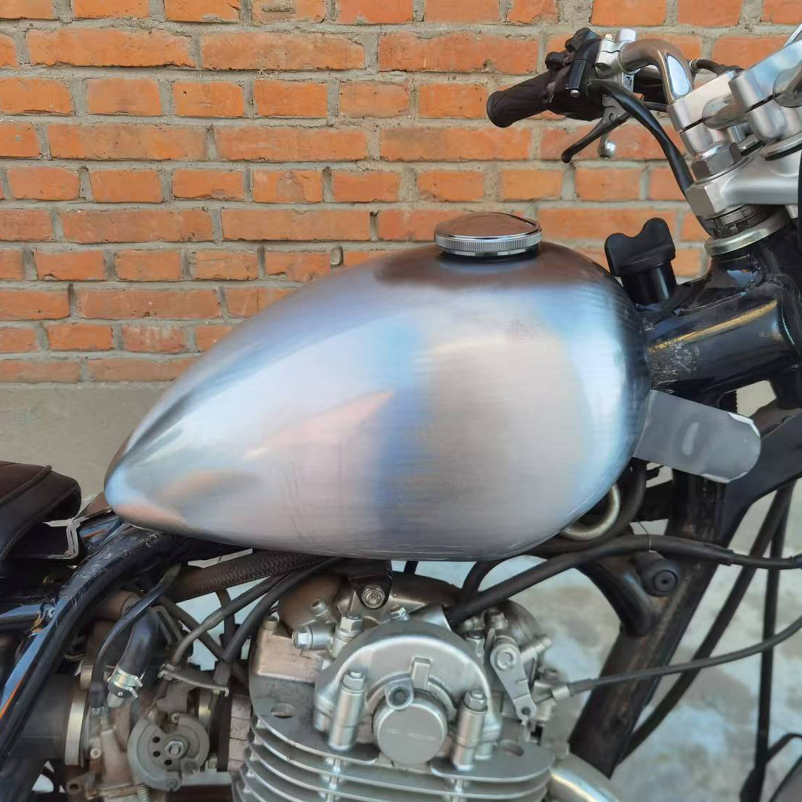 100% Handmade Motorcycle Gas Fuel Tank for Yamaha SR400 with Oil