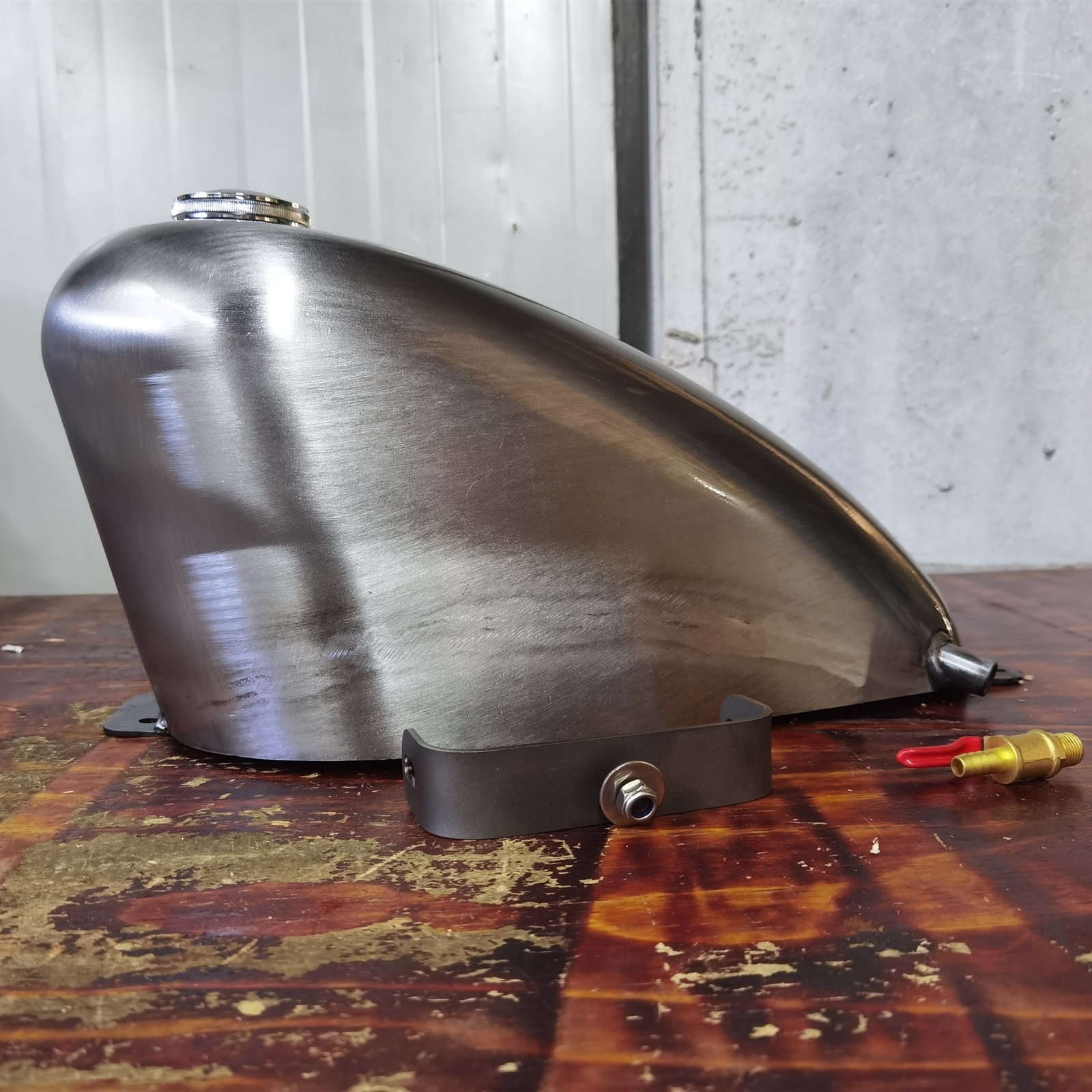 Motorcycle Petrol Gas Fuel Tank For Yamaha DRAGSTAR400 650 Silvery