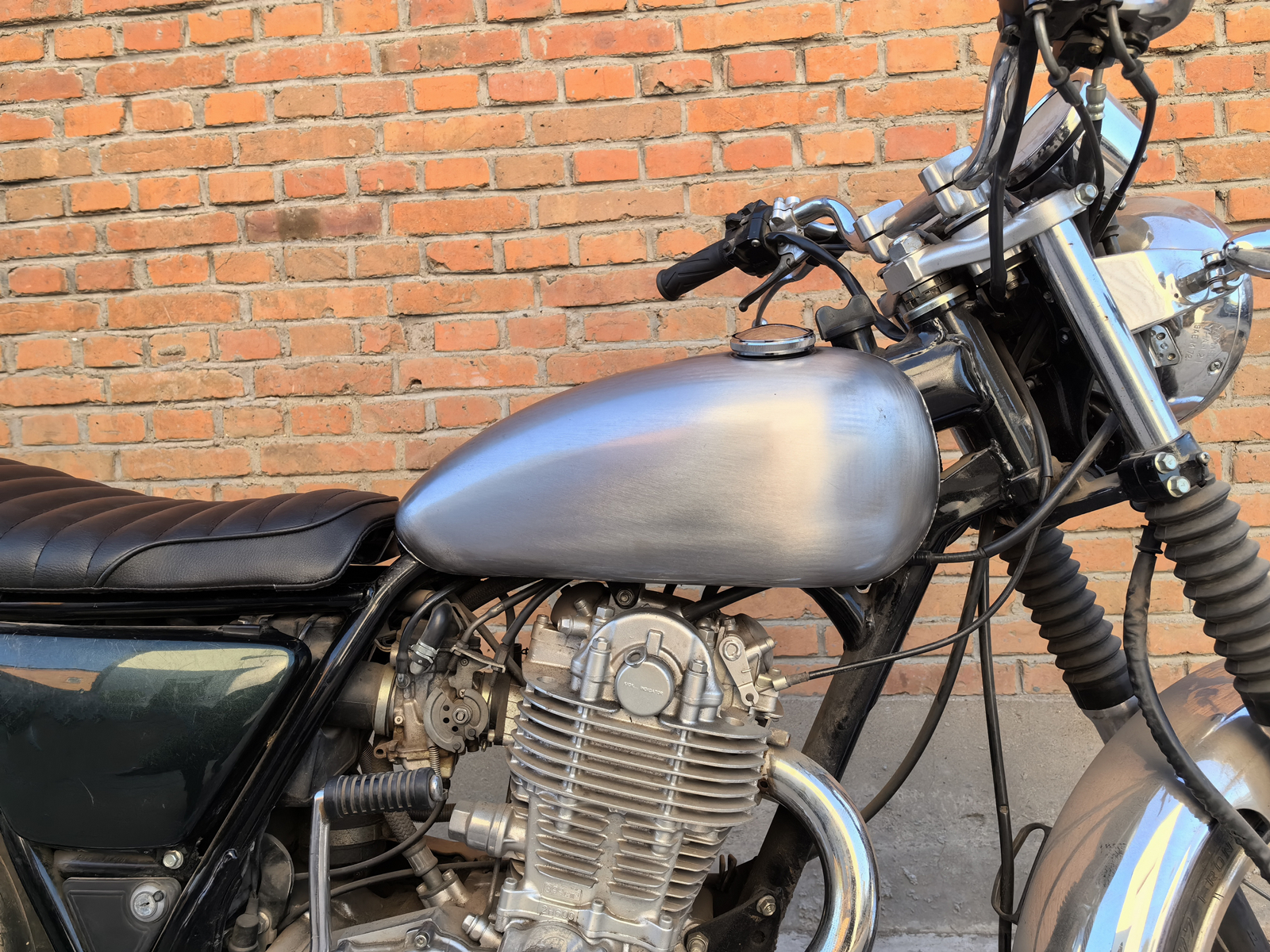 ヤマハ　YAMAHA　SR400　ピンバッチ　タンク 9L Motorcycle Fuel Tank Gas Tank With Oil Cap For YAMAHA SR400