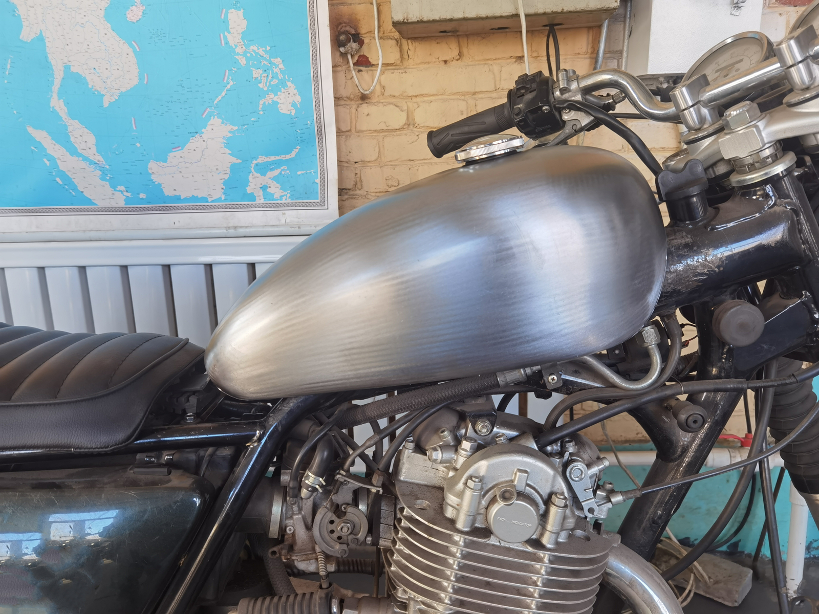 Motorcycle Petrol Fuel Tank 8L For YAMAHA SR400.500 Silver